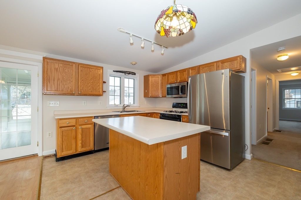 19 Cedarwood Road Billerica, MA 01821 - Photo 9 of 32 Gallery Image 9