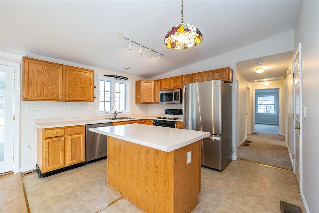 19 Cedarwood Road Billerica, MA 01821 - Photo 10 of 32 Gallery Image 10