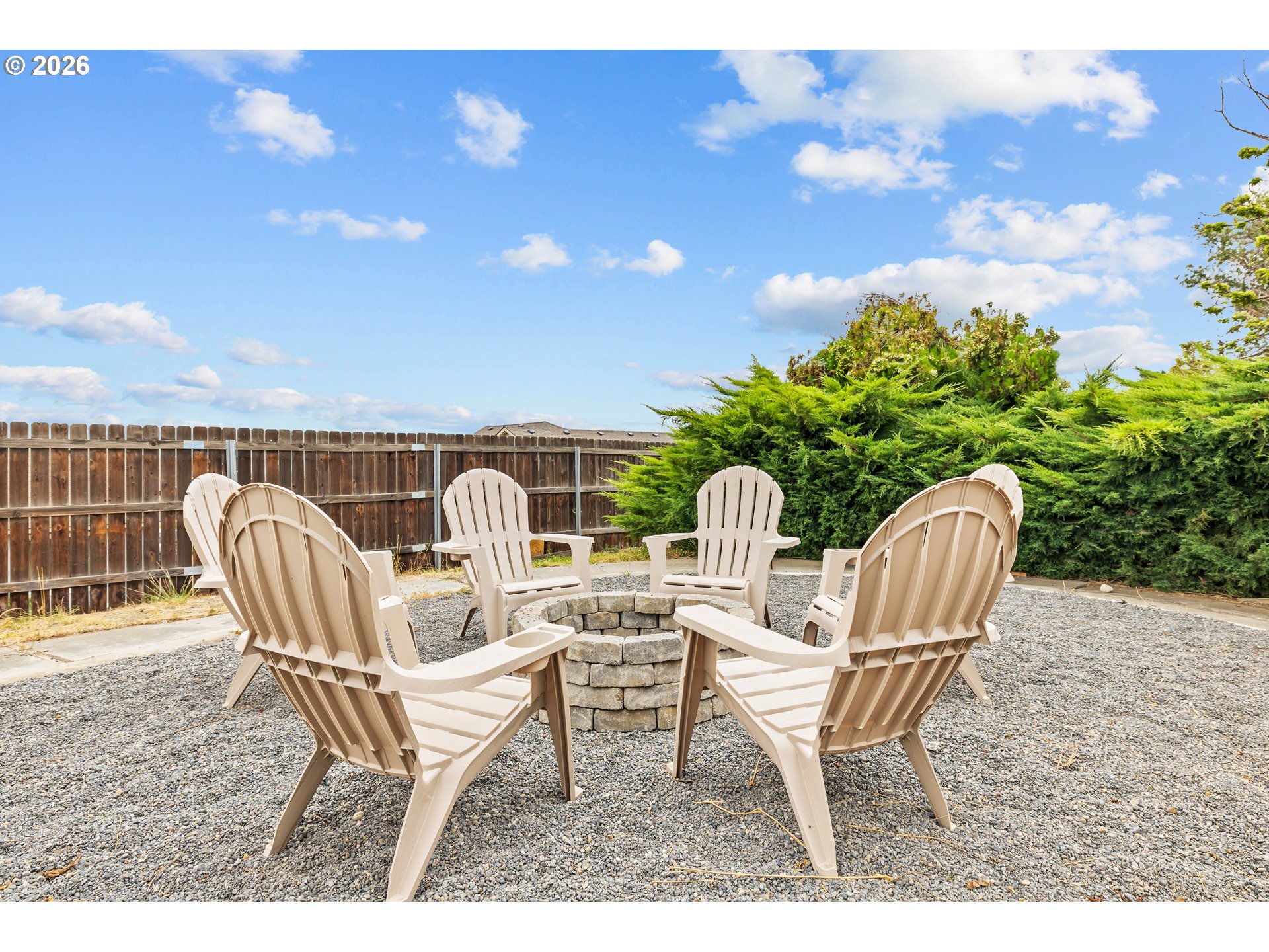 414 Monroe Street Umatilla, OR 97882 - Photo 18 of 19 a view of a chairs and table in patio
