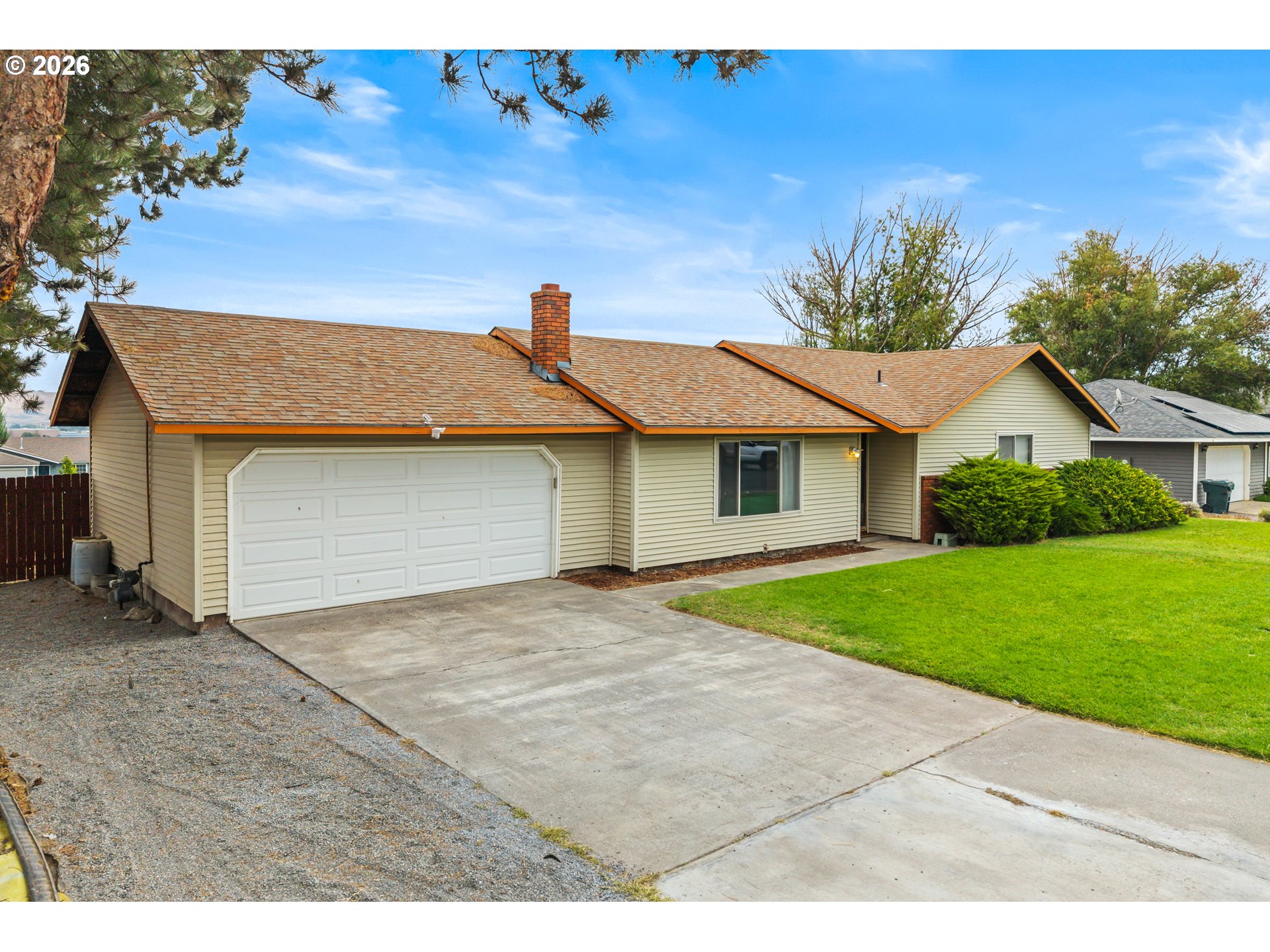 414 Monroe Street Umatilla, OR 97882 - Photo 2 of 19 a front view of a house with a yard and garage