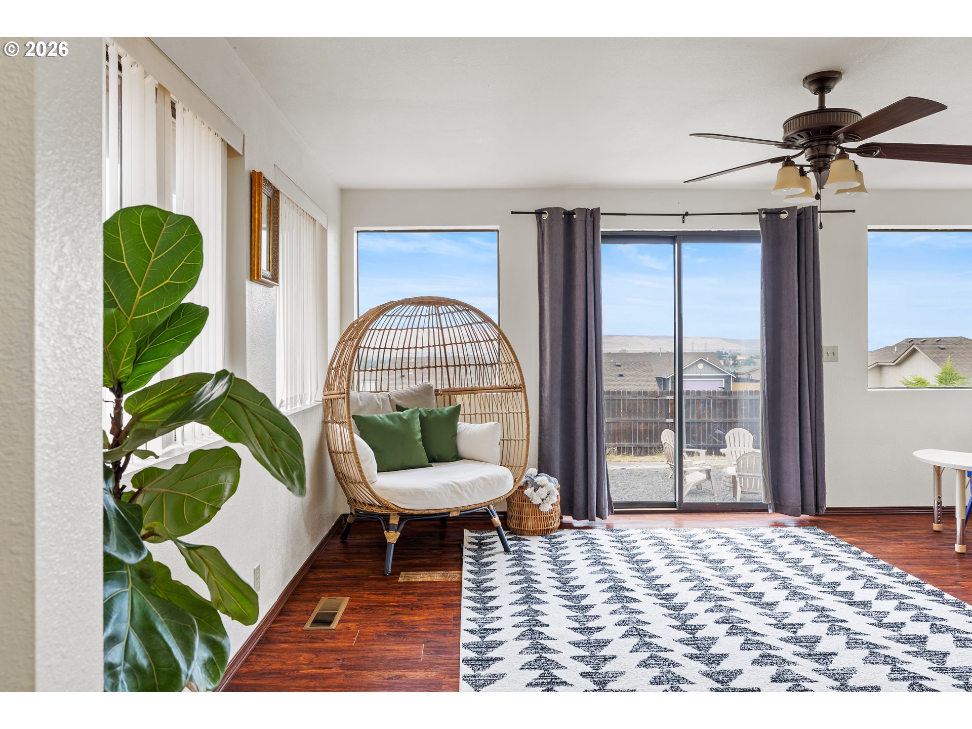414 Monroe Street Umatilla, OR 97882 - Photo 8 of 19 a living room filled with furniture