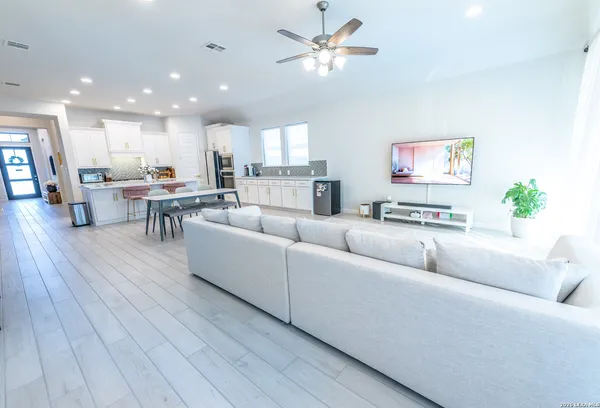 $2,650 | 14336 Apache Wells, San Antonio, TX 78254