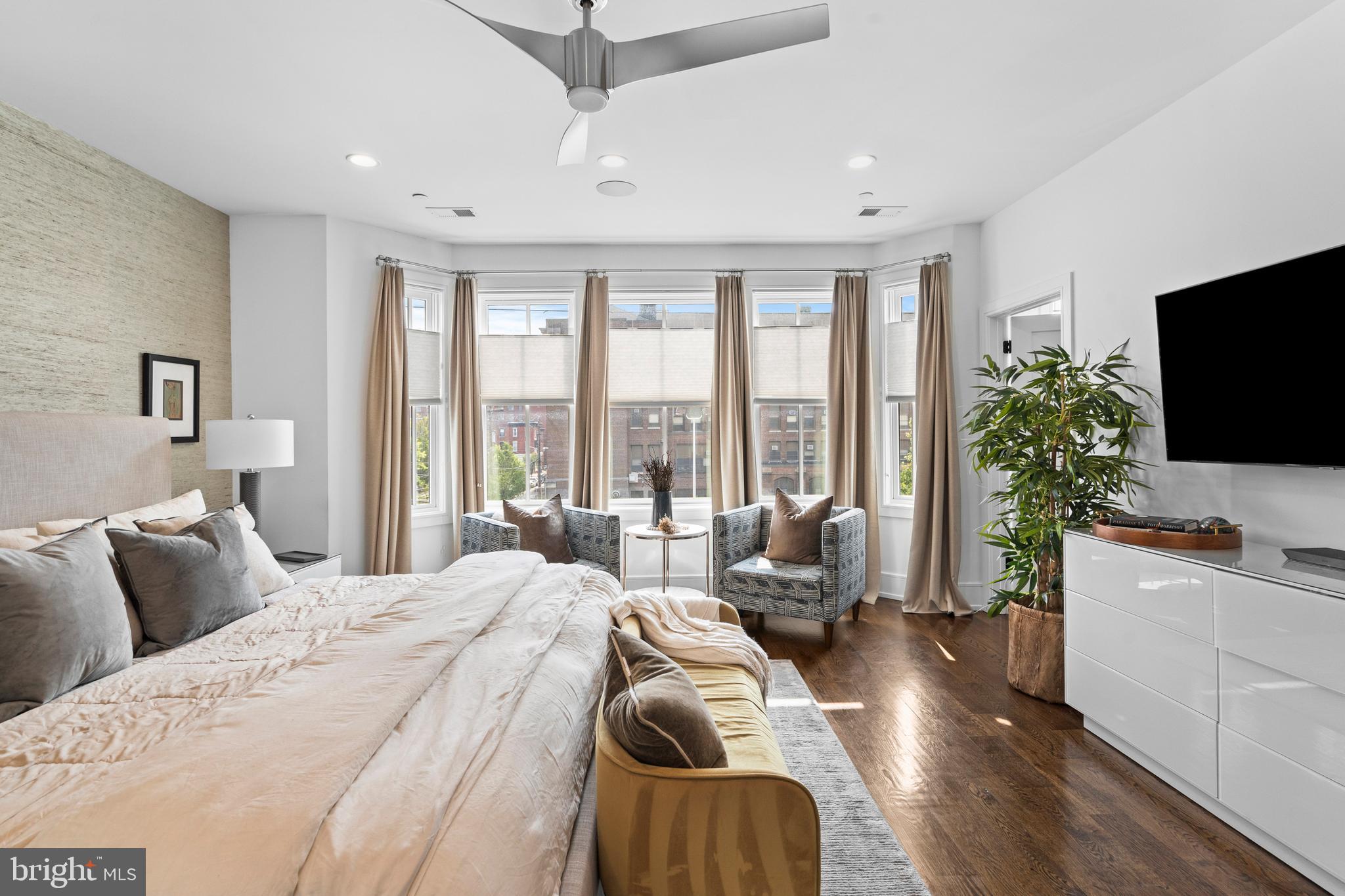 606 North 16th Street Philadelphia, PA 19130 - Photo 2 of 43 a bedroom with furniture and a flat screen tv