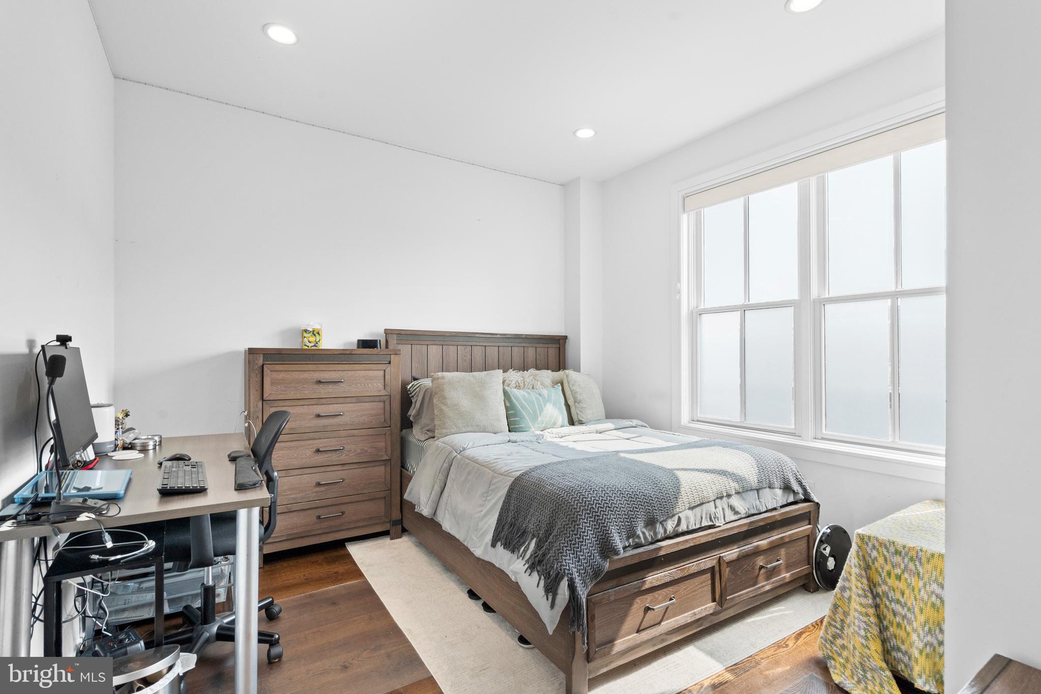 606 North 16th Street Philadelphia, PA 19130 - Photo 27 of 43 a bedroom with a bed and a window
