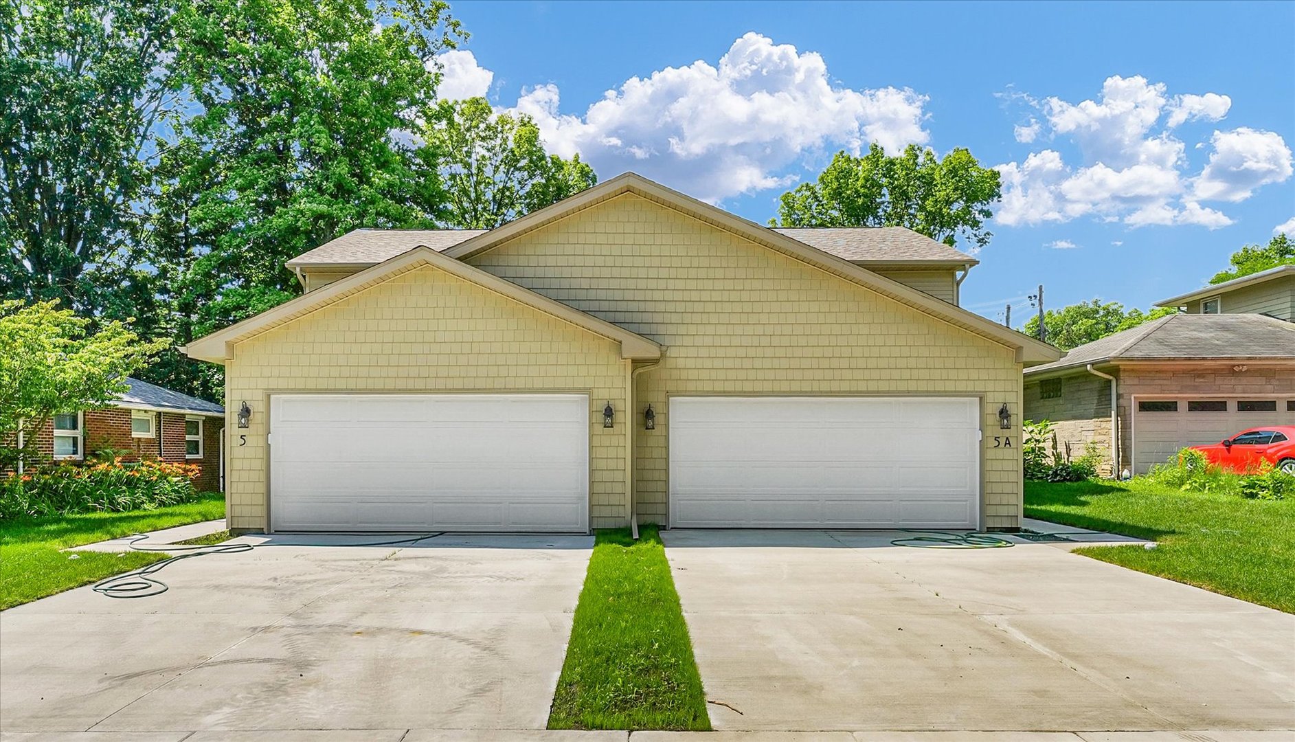 a view of backyard of the house