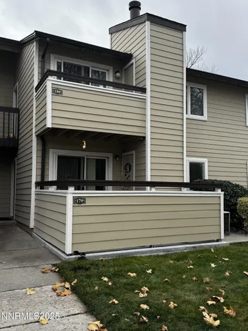a view of a house with backyard