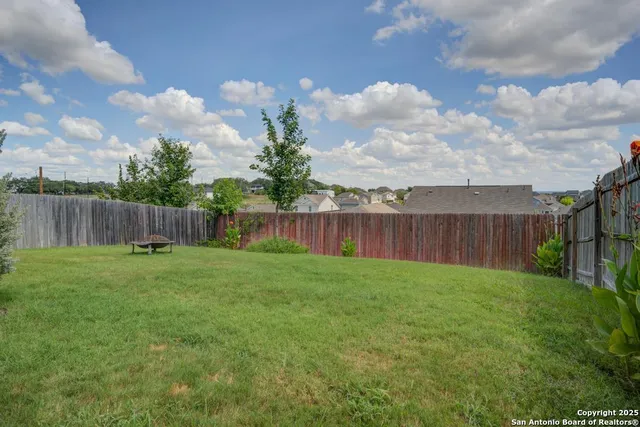 a view of a back yard