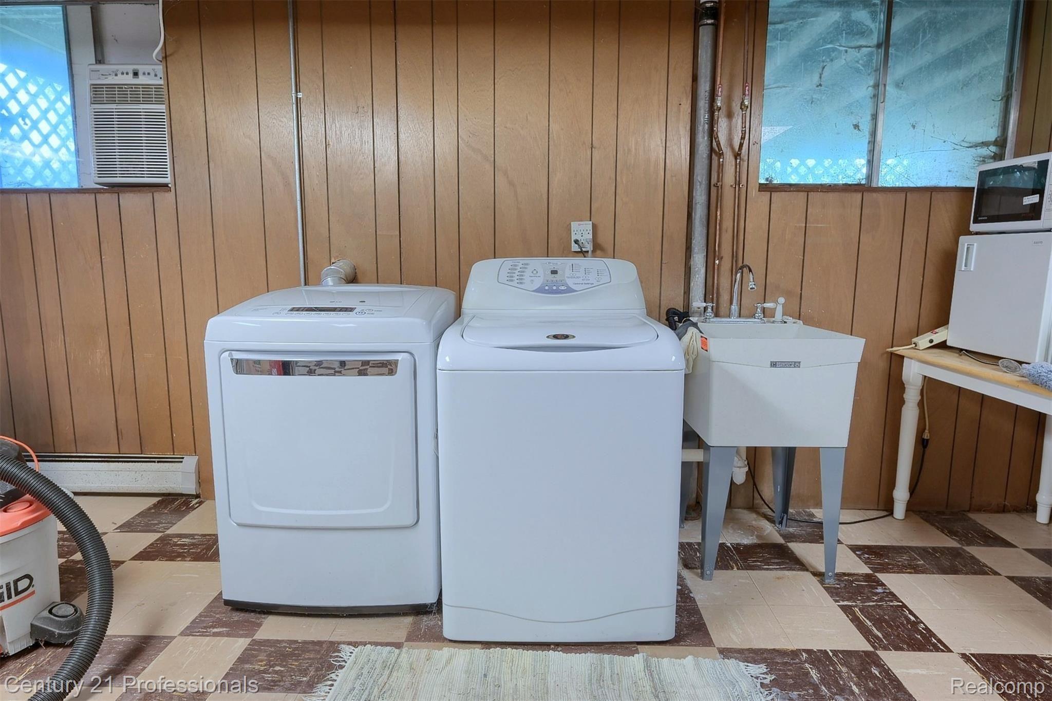 865 Briar Court Rochester, MI 48309 - Photo 27 of 39 26-Lower-Level-Laundry.jpg
