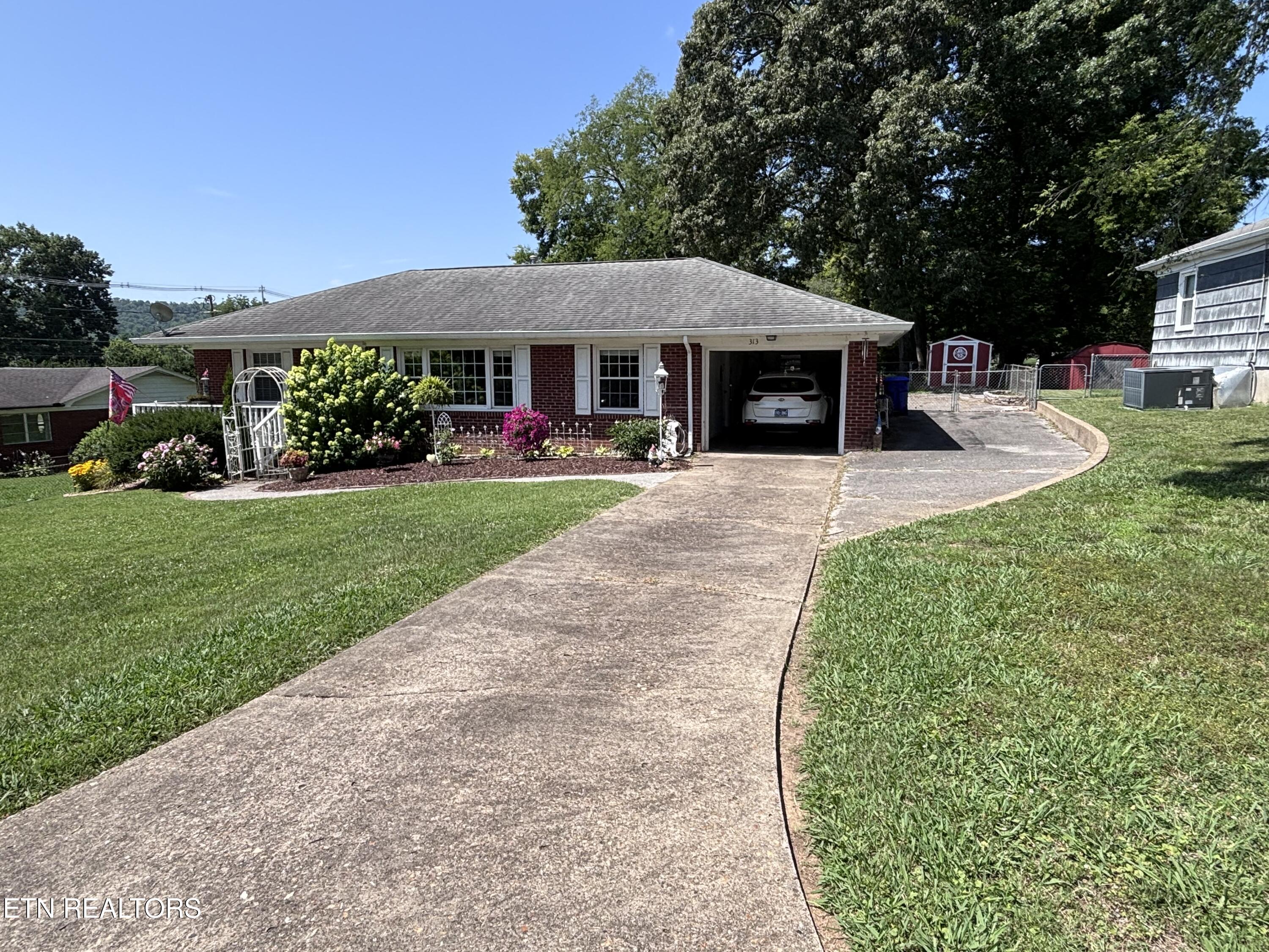 313 Cross Street Clinton, TN 37716 - Photo 3 of 5 IMG_9597