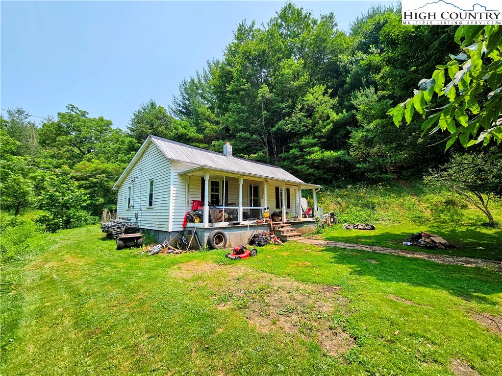 a view of a house with backyard