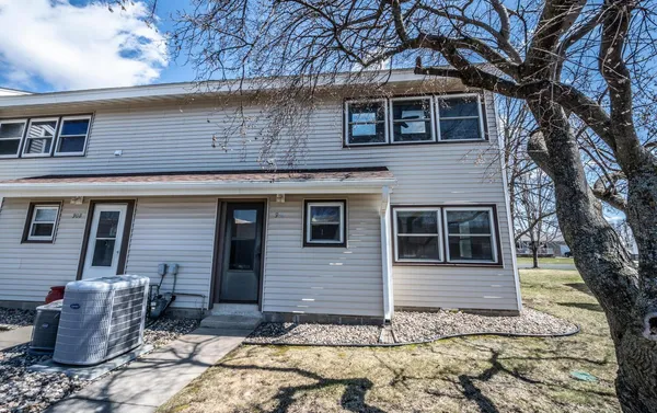 $184,900 | 910 9th Street, Farmington, MN 55024