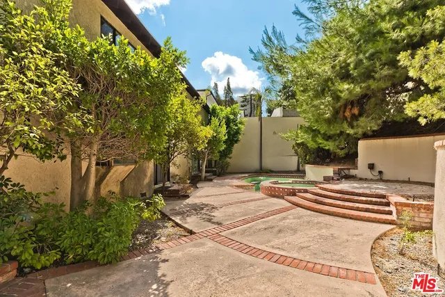 a view of a backyard