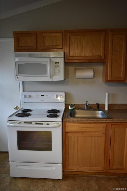 2325 West 14 Mile Road Royal Oak, MI 48073 - Photo 5 of 16