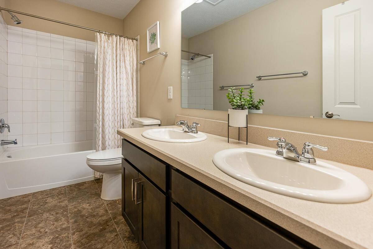 3975 Trail Ridge Drive Columbus, OH 43228 - Photo 24 of 37 Full Guest/Hall Bath