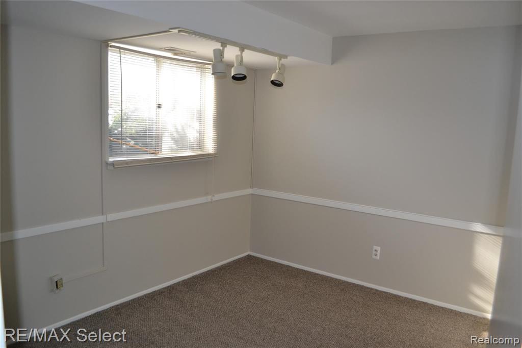 339 East River Road Flushing, MI 48433 - Photo 16 of 17