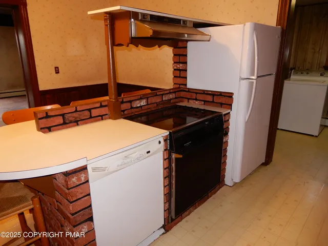 a view of empty room with window