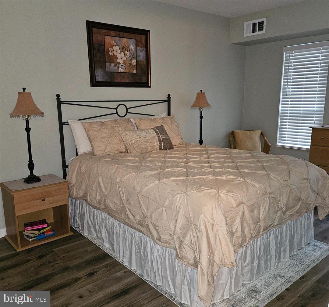 304 B Forbes Street Annapolis, MD 21401 - Photo 7 of 12 a bedroom with bed and a window