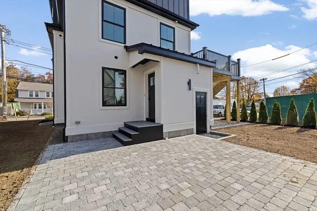 a view of a house with backyard