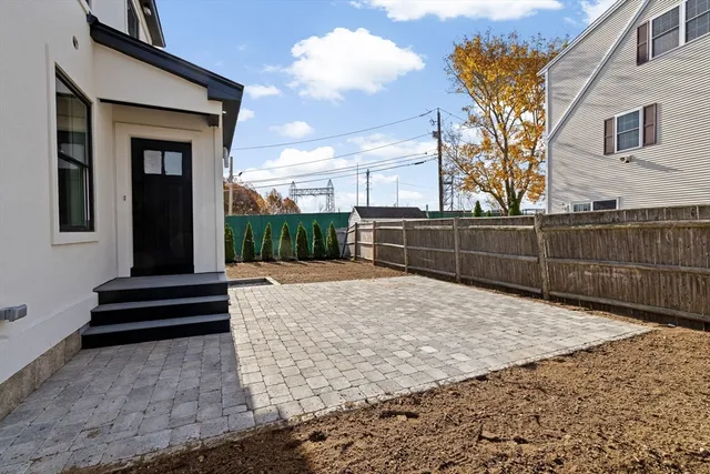 a view of a backyard