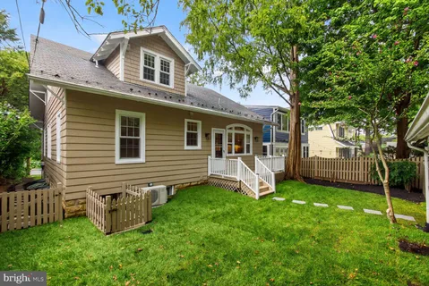 a view of a house with backyard