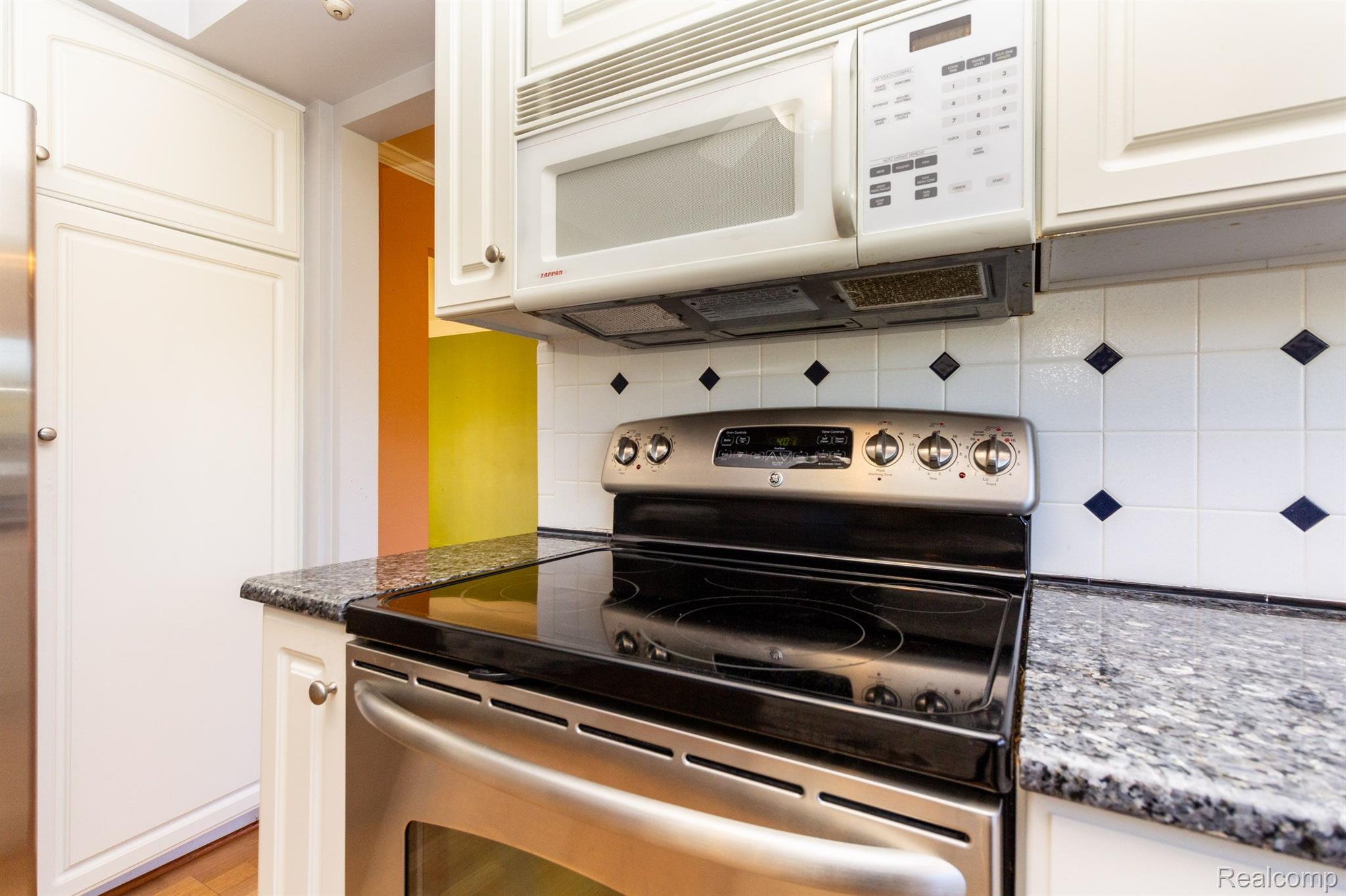 2170 West Wattles Road Troy, MI 48098 - Photo 16 of 46 Kitchen