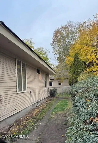 a house view with a backyard space