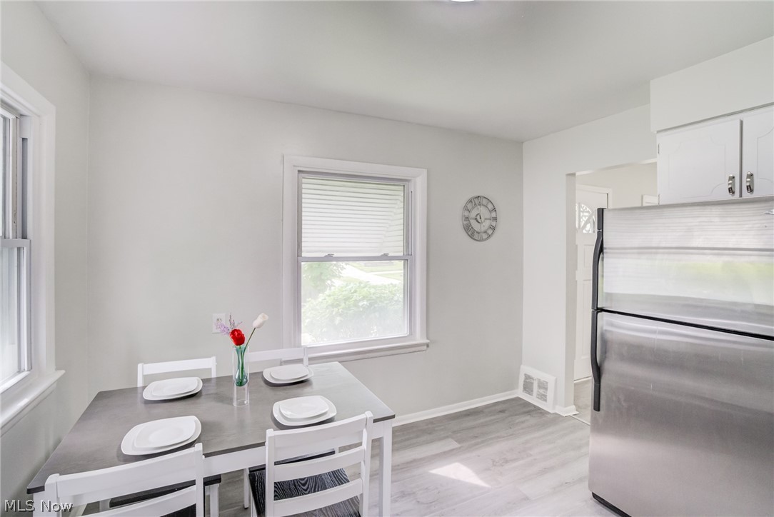 4383 Wyatt Road Cleveland, OH 44128 - Photo 11 of 33 Dining area
