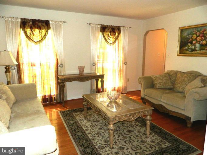 13289 Kenny Road Woodbridge, VA 22193 - Photo 19 of 23 a living room with furniture and a large window
