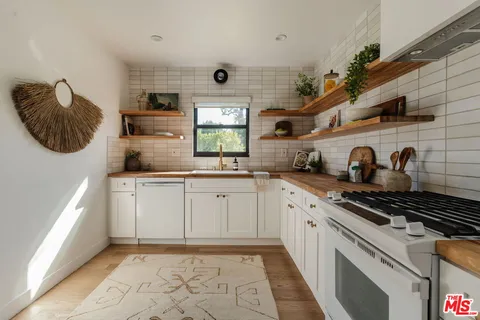 $720,000 | 1943 12th, Unit 2, Santa Monica, CA 90404