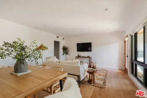 $720,000 | 1943 12th, Unit 2, Santa Monica, CA 90404