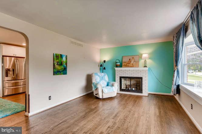 SPACIOUS LIVING ROOM WITH BOW WINDOW