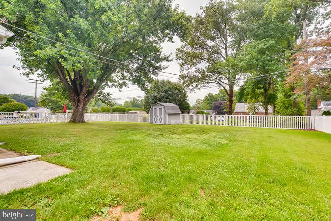 NEW VINYL FENCED YARD-PARKLIKE SETTING