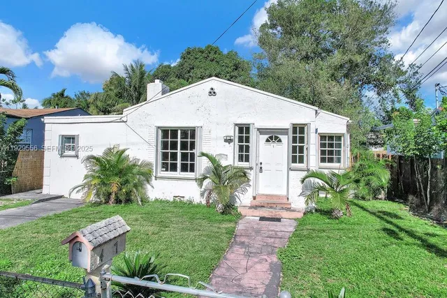 a view of a house with backyard