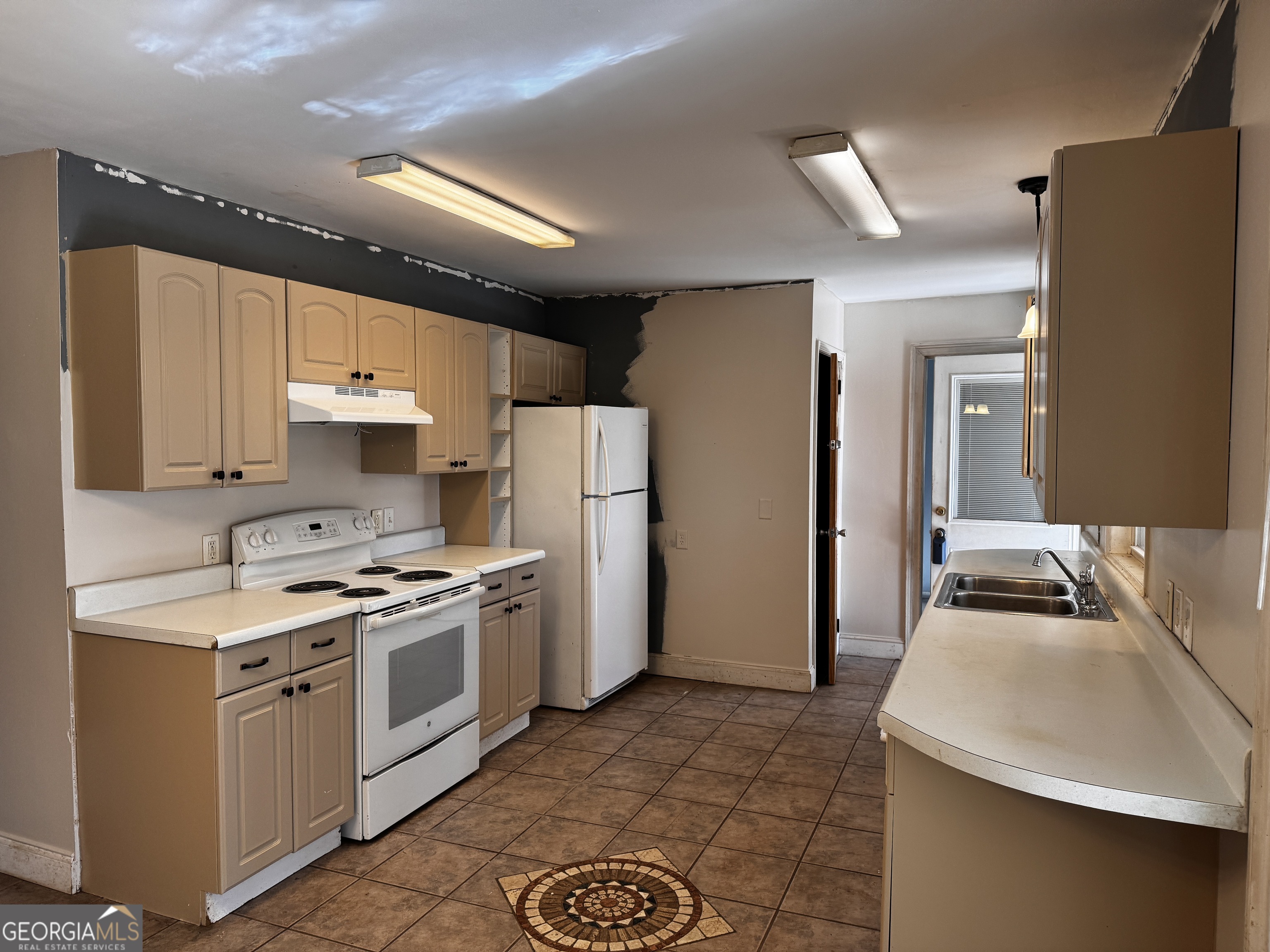 22 Ilene Drive Cleveland, GA 30528 - Photo 20 of 53 a kitchen with a sink a stove and refrigerator