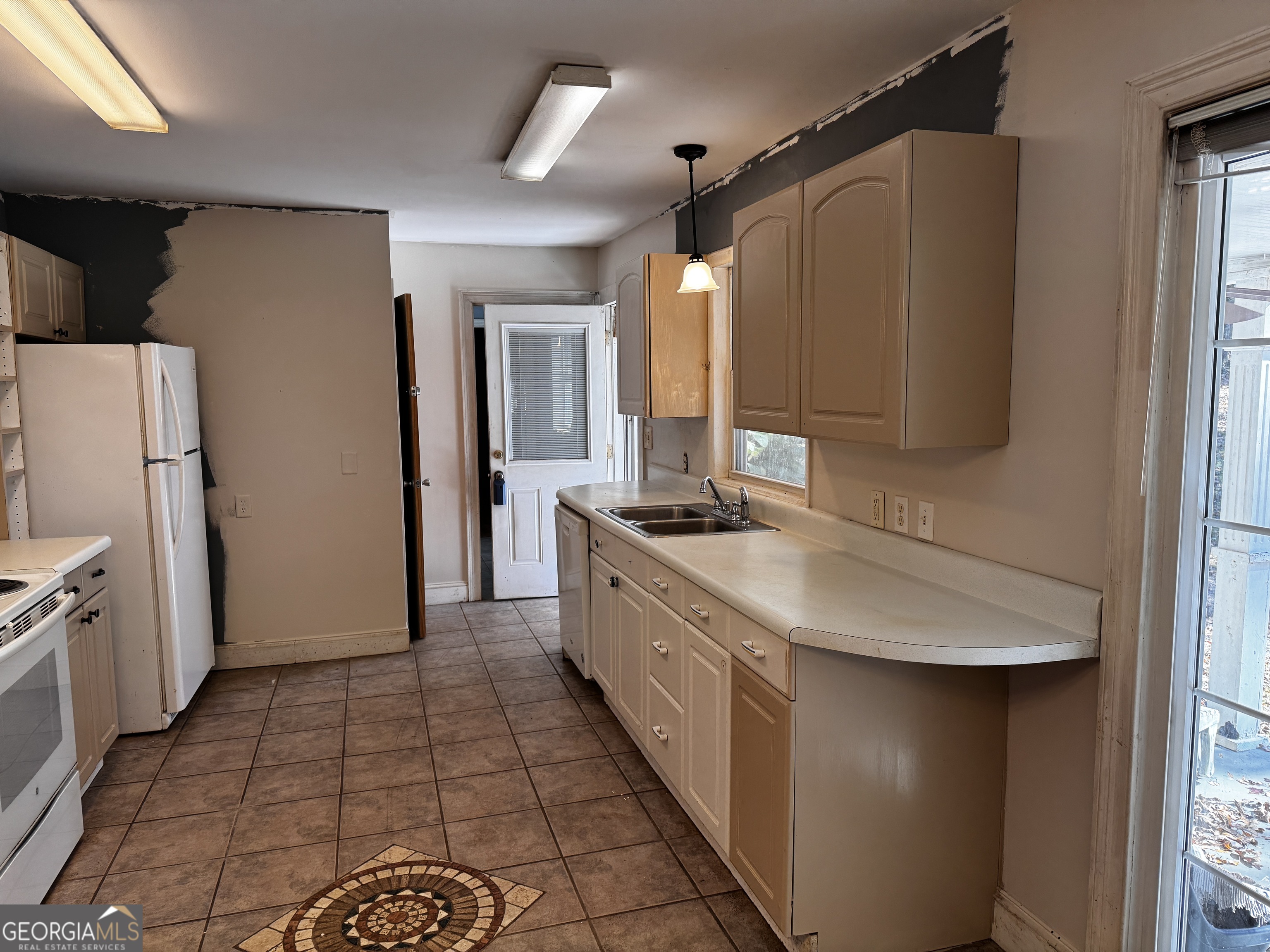 22 Ilene Drive Cleveland, GA 30528 - Photo 23 of 53 a large kitchen with a sink a refrigerator and a stove