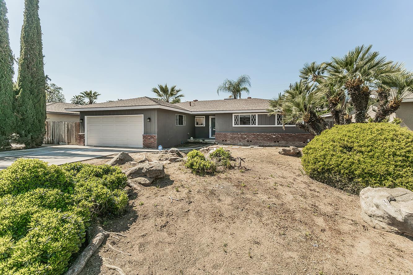 1375 South Cyrier Avenue Reedley, CA 93654 - Photo 2 of 34 a front view of a house with a yard