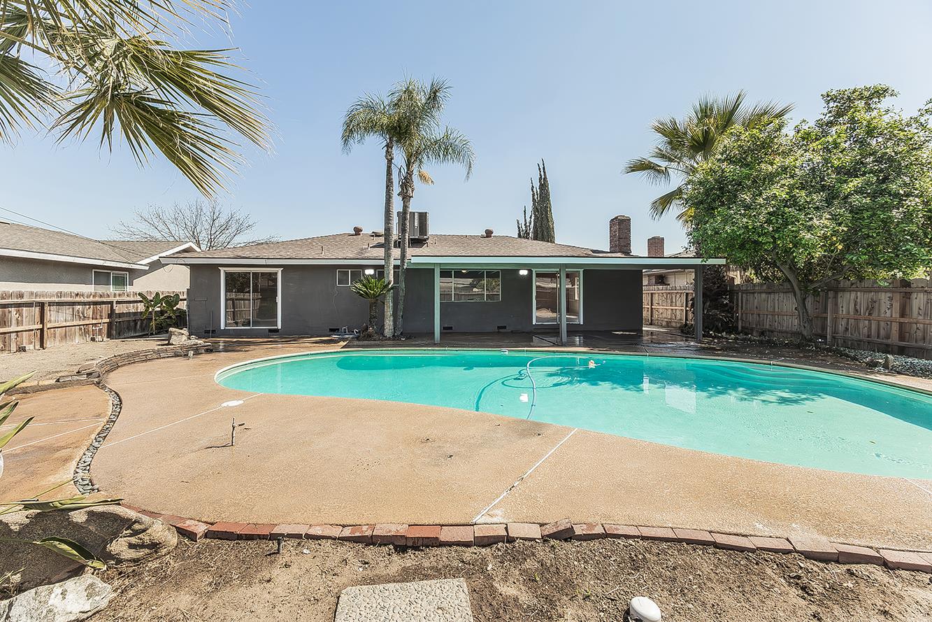 1375 South Cyrier Avenue Reedley, CA 93654 - Photo 29 of 34 a front view of house with yard and green space