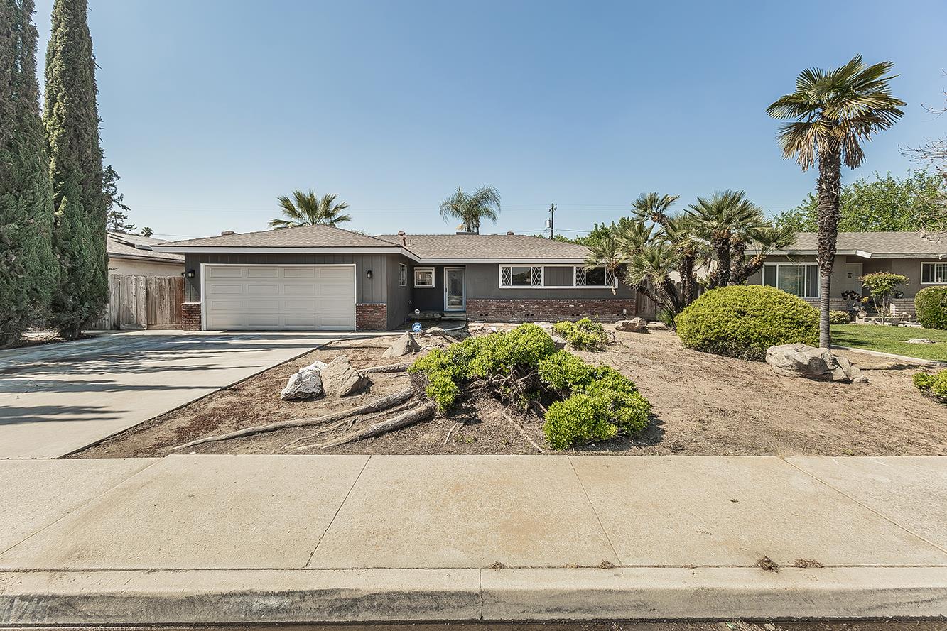1375 South Cyrier Avenue Reedley, CA 93654 - Photo 33 of 34 front view of a house with a yard