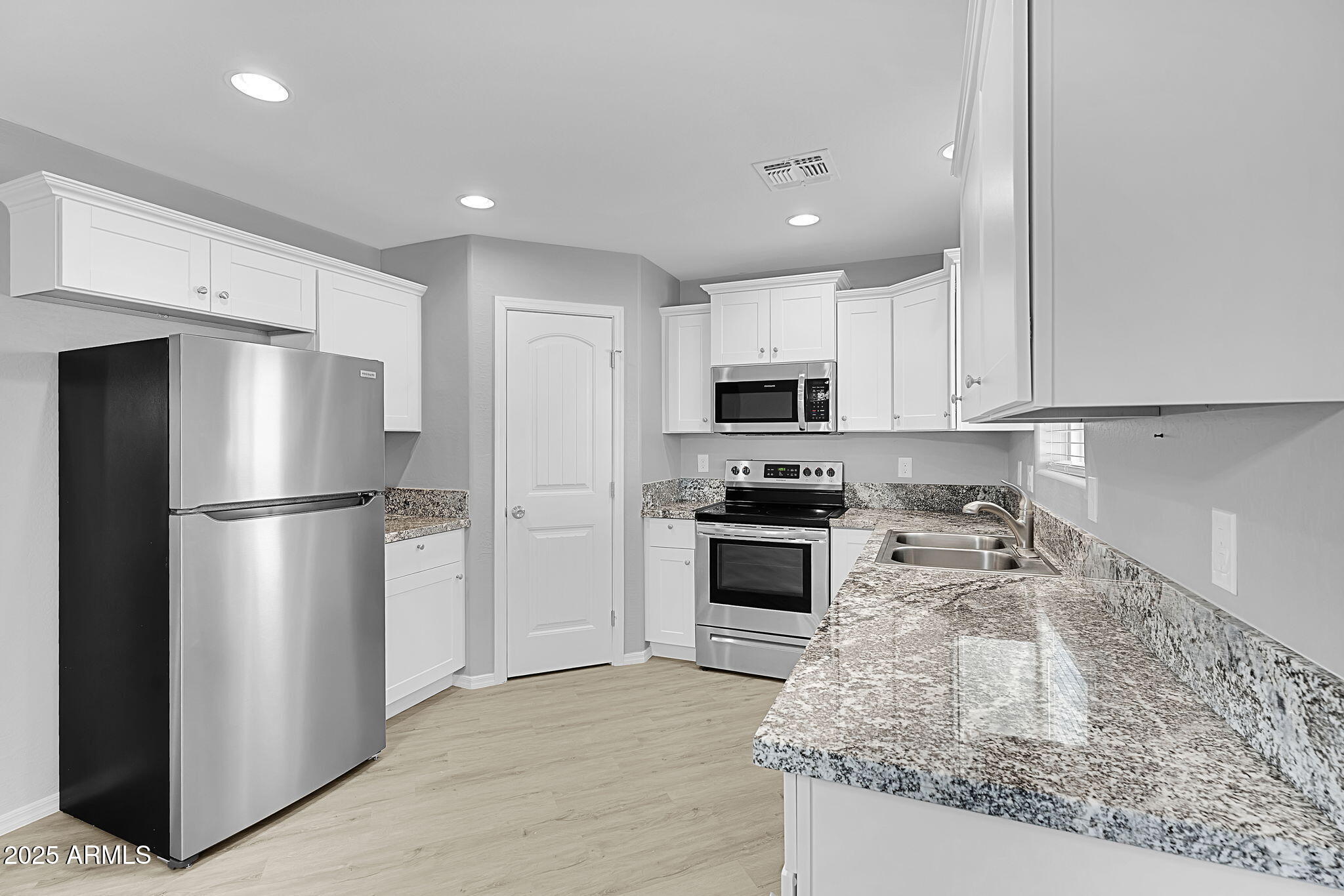 24272 East King Road Florence, AZ 85132 - Photo 4 of 20 White Kitchen!