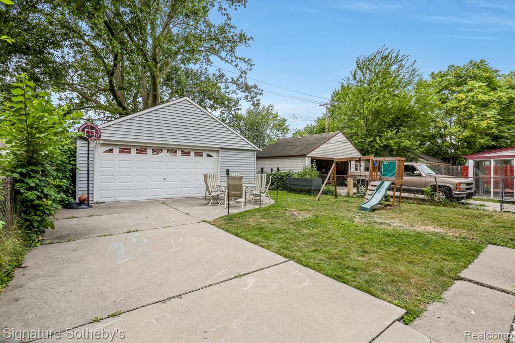 2147 Hampton Road Grosse Pointe Woods, MI 48236 - Photo 15 of 19