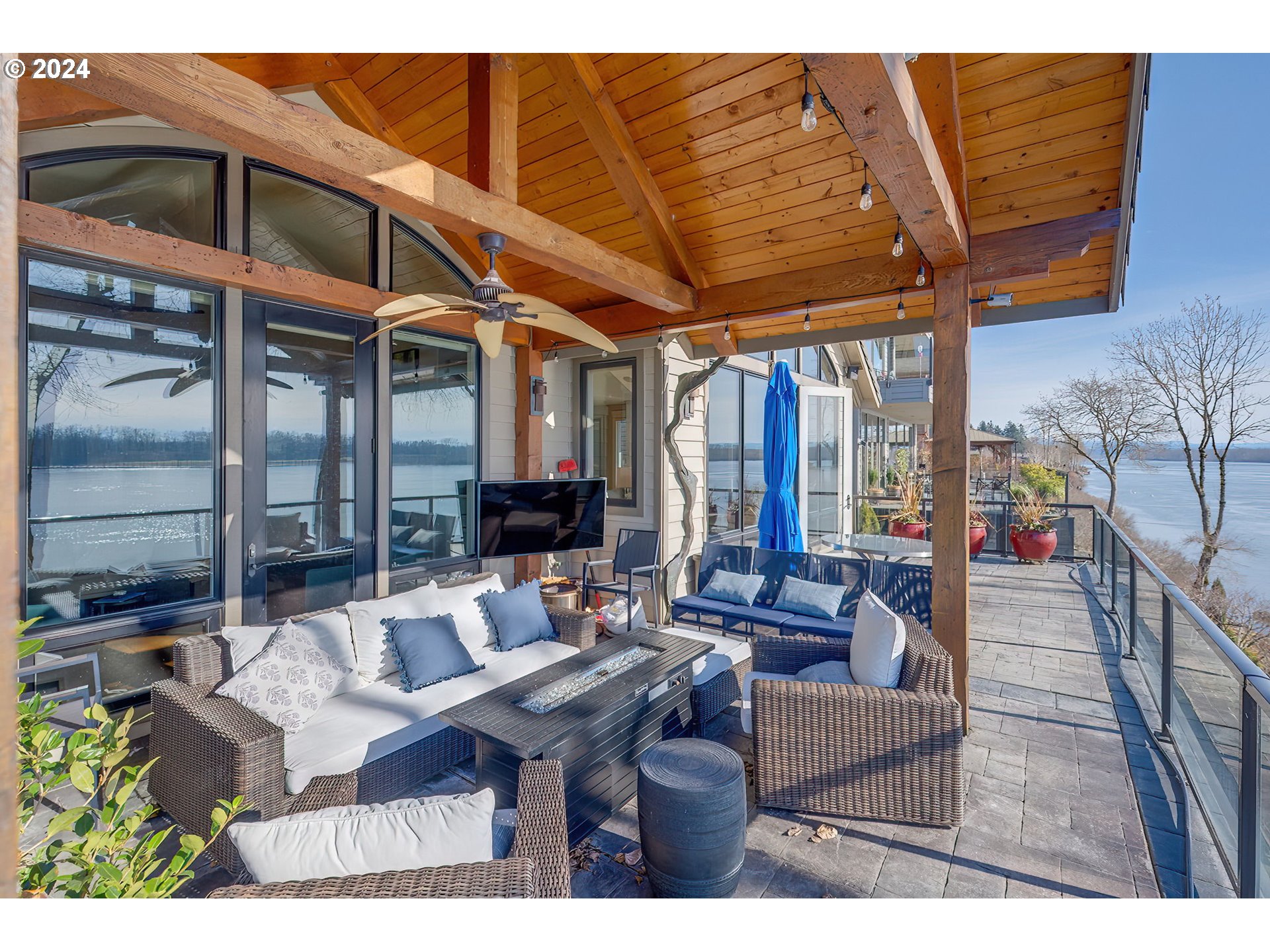 15421 Southeast Rivershore Drive Vancouver, WA 98683 - Photo 19 of 39 a building outdoor space with patio furniture and potted plants