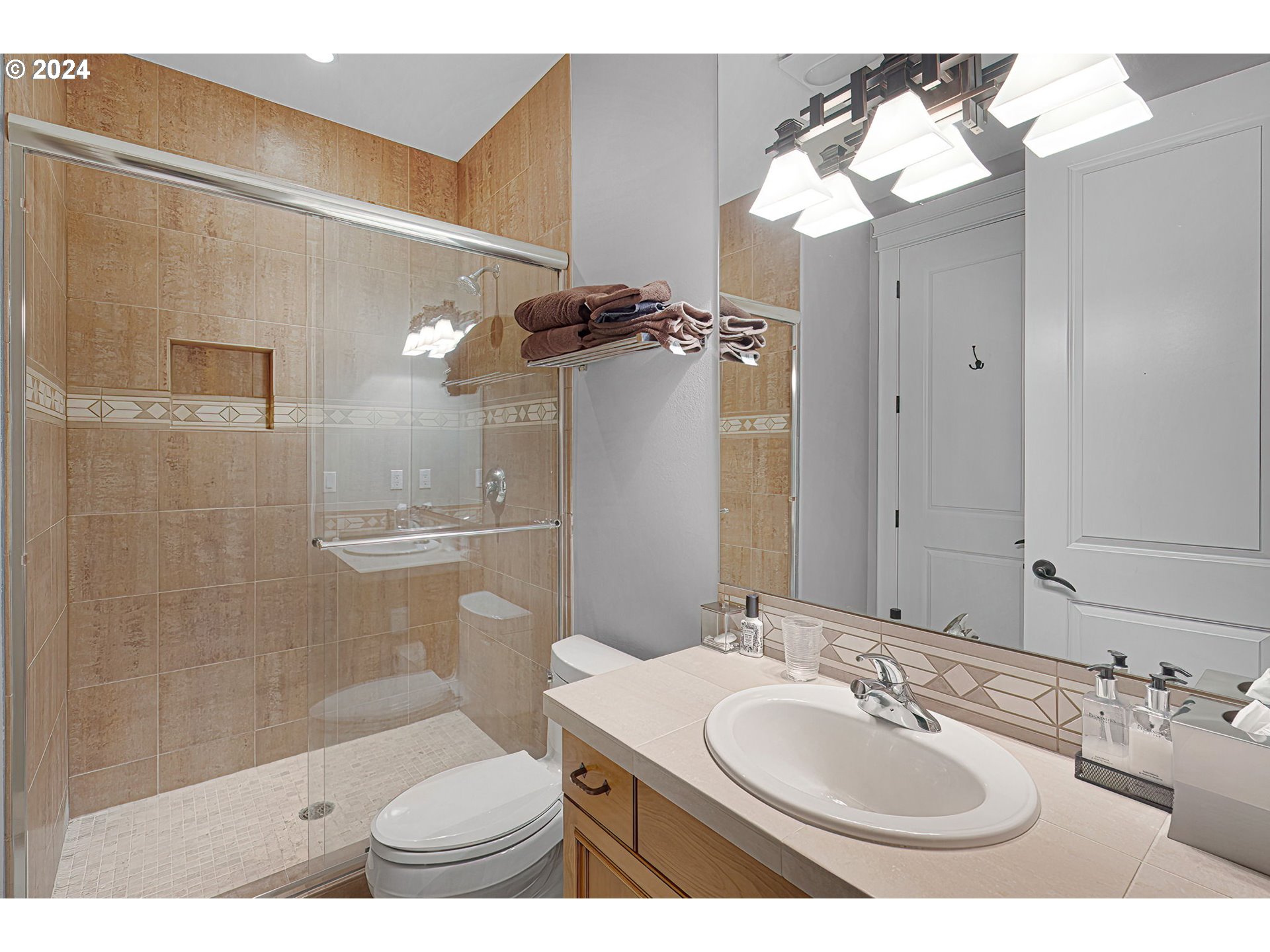 15421 Southeast Rivershore Drive Vancouver, WA 98683 - Photo 35 of 39 a bathroom with a sink a toilet a mirror and shower