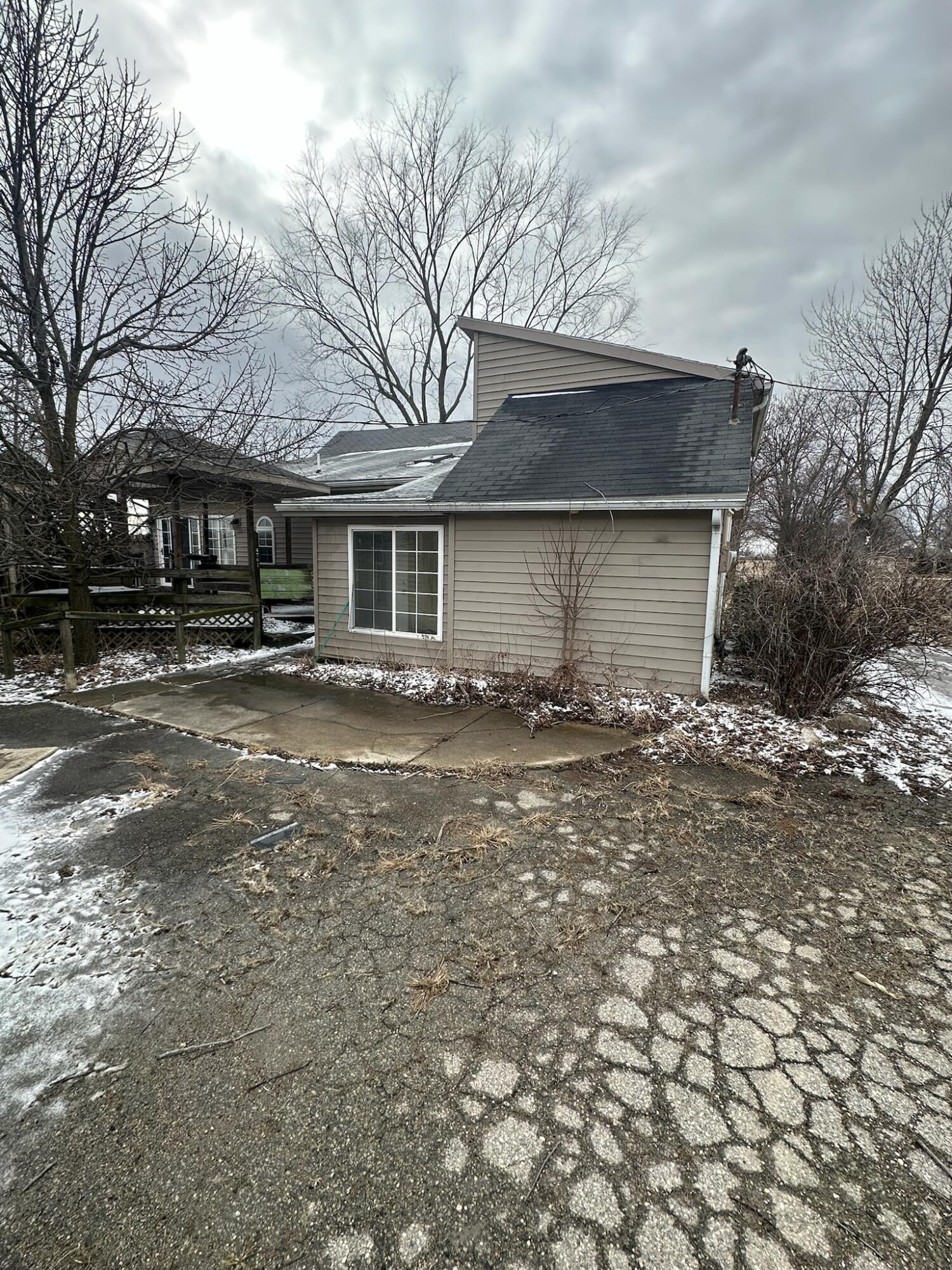 4701 South 1st Redkey, IN 47373 - Photo 15 of 29 a front view of a house with a yard