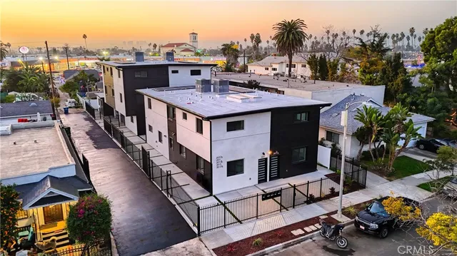 $5,250 | 2011 8th Avenue, Los Angeles, CA 90018