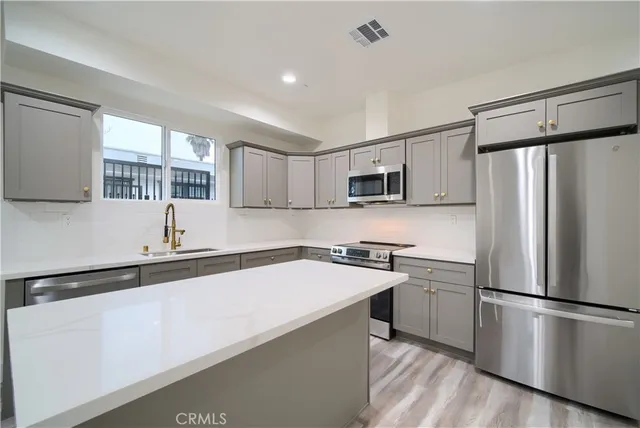 $5,250 | 2011 8th Avenue, Los Angeles, CA 90018