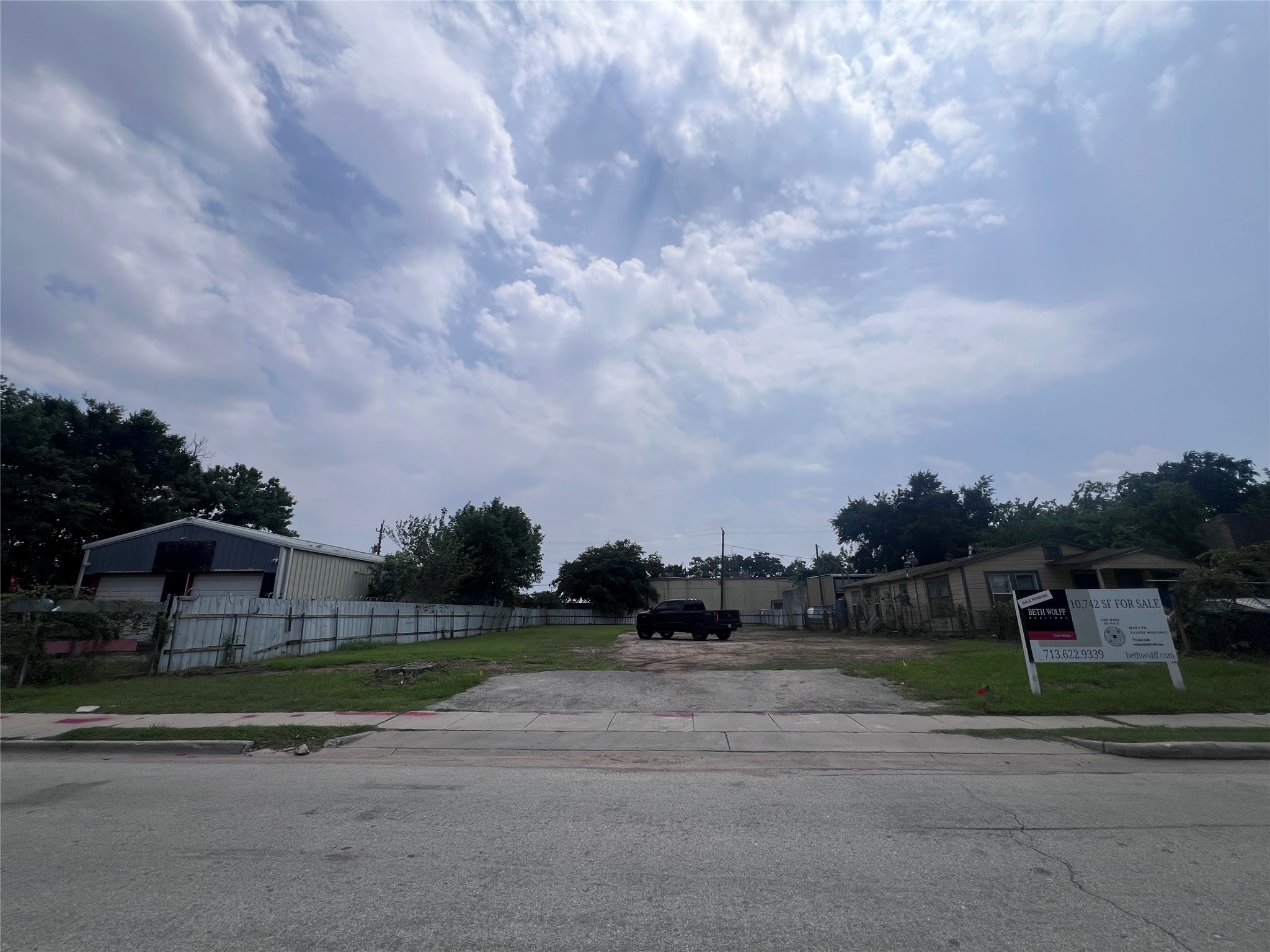 720 West 24th Street Houston, TX 77008 - Photo 1 of 2 a view of a town with barn