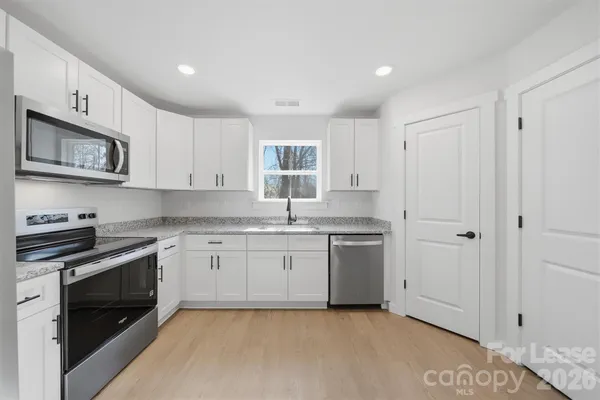 $1,695 | 403 15th Avenue Southwest, Unit B, Hickory, NC 28602