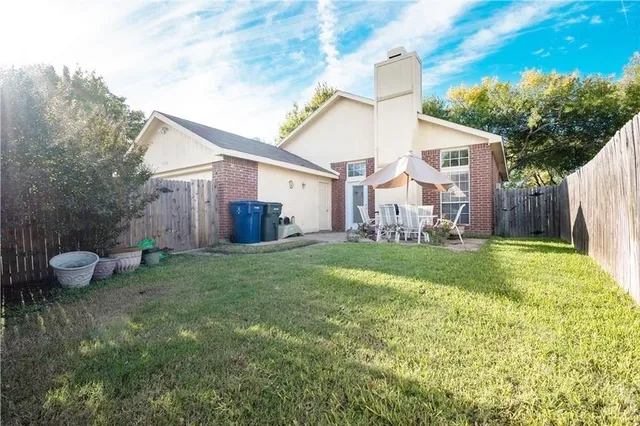 a view of a house with backyard and garden
