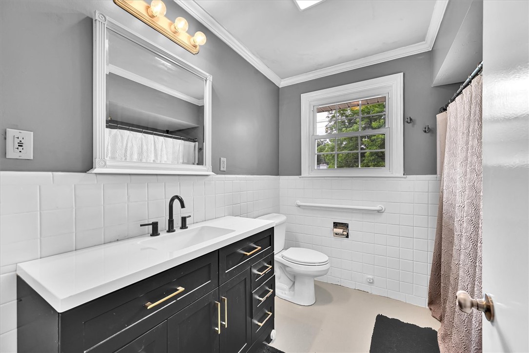 1102 Greenacres Anderson, SC 29621 - Photo 25 of 40 Guest bathroom