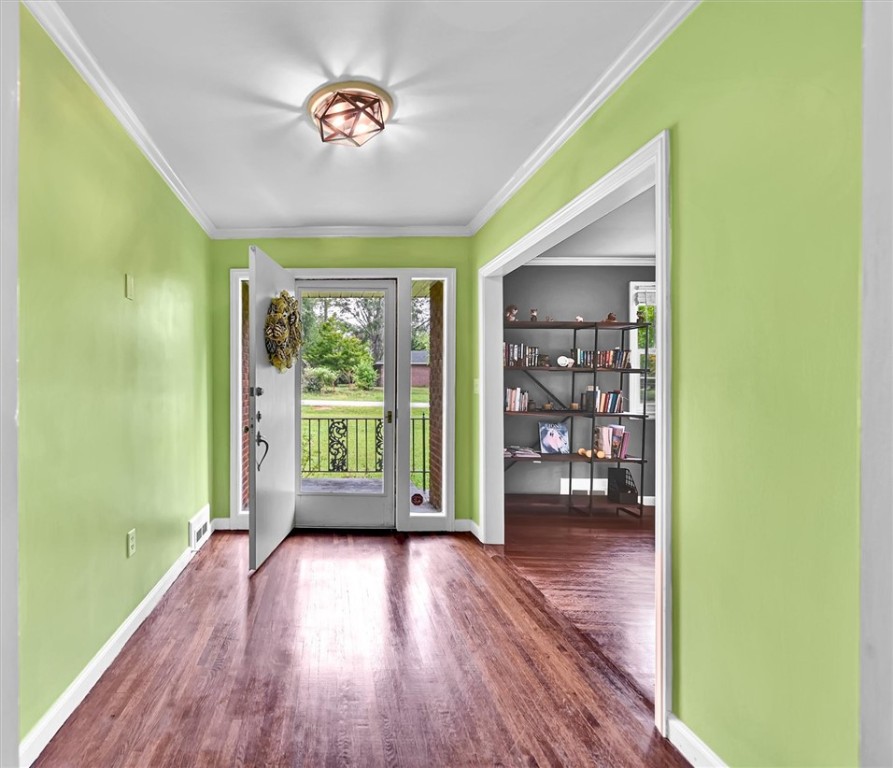 1102 Greenacres Anderson, SC 29621 - Photo 4 of 40 Large foyer